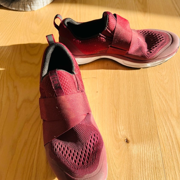 Excellent condition spin shoes—worn 4 times - Picture 2 of 4
